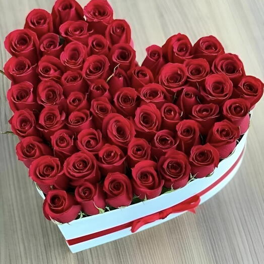 Caja en forma de corazon  de 50 rosas rojas
