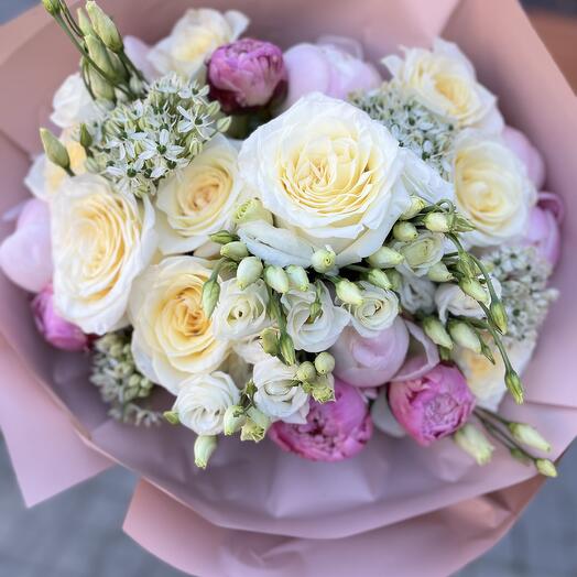 Peonias con rosas blancas
