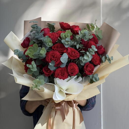 🌹 Ramo de Rosas Rojas y Eucalipto Premium