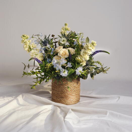 MACETERO DE RAFIA CON FLORES SILVESTRES