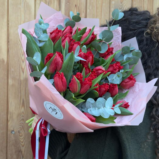 Ramo de 25 tulipanes rojos