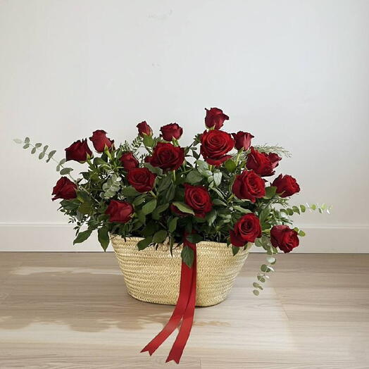 Cesta Elegante de 25 Rosas Rojas Premium con Eucalipto