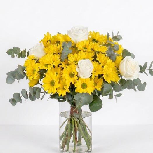 Ramo de Crisantemos amarillos y Rosas blancas | 4 Rosas blancas