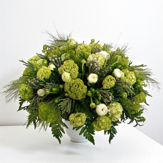 Frescor Romantico – Composicion floral elegante en tonos verdes y blancos