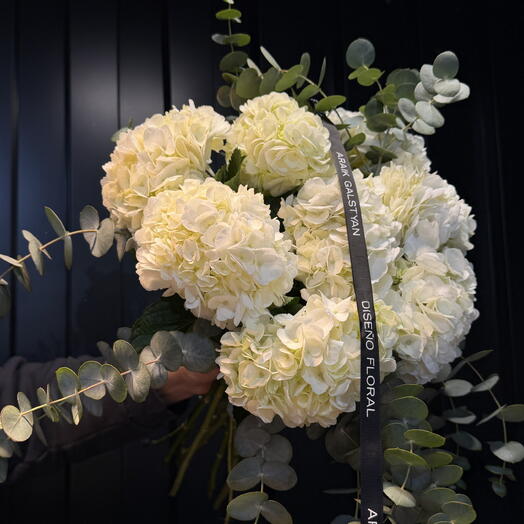 Ramo de hortensias blancas con eucalipto