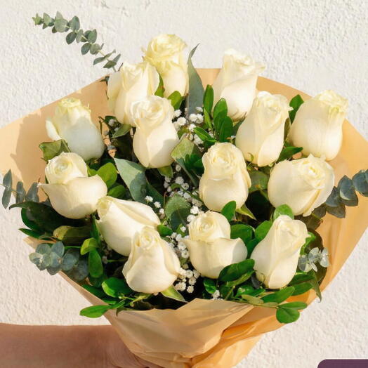 Букет із 12 білих троянд