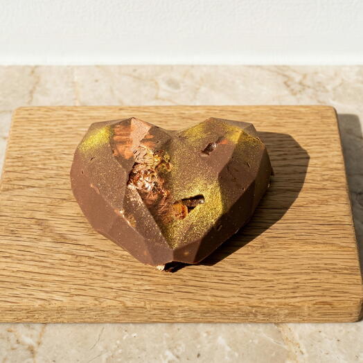 Corazon de chocolate con frutos secos,pan de oro comestible,laminas de oro comestible