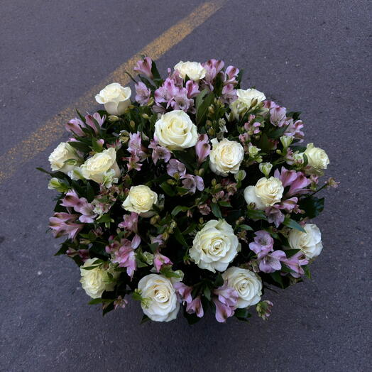 Centro de Mesa con 15 Rosas Blancas y Alstroemerias Rosadas