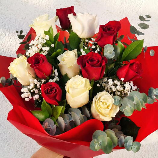Ramo de 12 Rosas Rojas y Blancas – Elegancia Clasica con Verdes Naturales