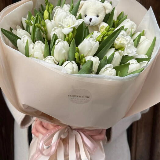 Tulipanes con osito de peluche dulce