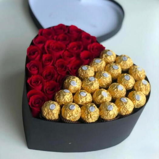 Caja premium corazon con flores frescas y ferrero Rocher