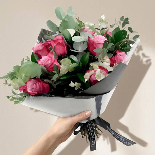 Ramo de Rosas Frescas con Verdes