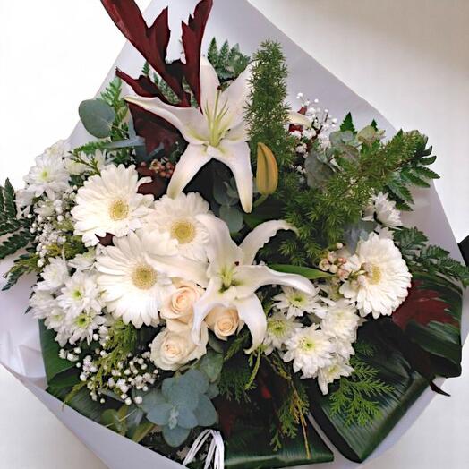 Bouquets of assorted flowers, white Pureza