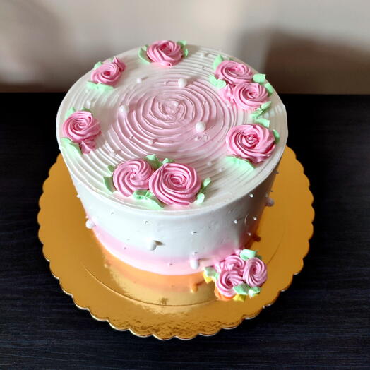 Tarta decorada con perlas y rosas