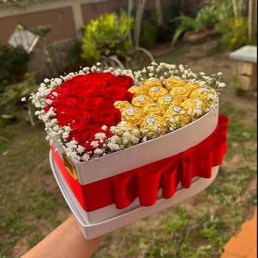Caja de corazon con rosas y ferreros