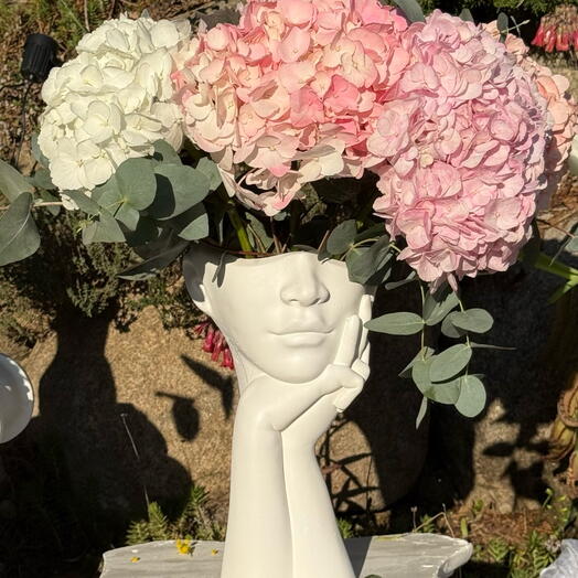 Elegante jarron con hortensias