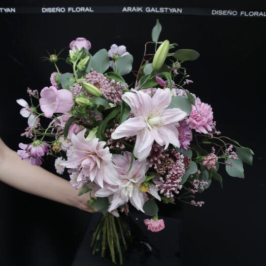 Ramo de jardin con lirios ARAIK GALSTYAN