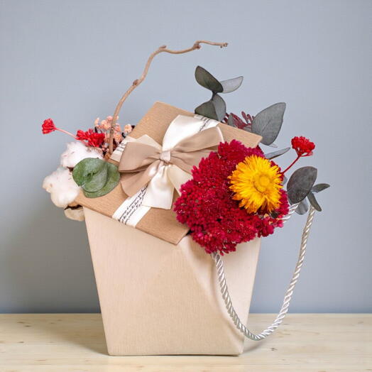 Flores en cesta tonos beige y champan de tela