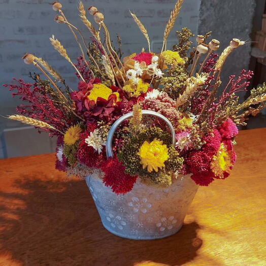 Flores eternas en cesta metal repujado