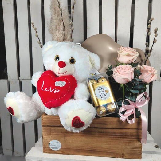 Caja romantica con 3 rosas rosadas, Ferrero Rocher y peluche