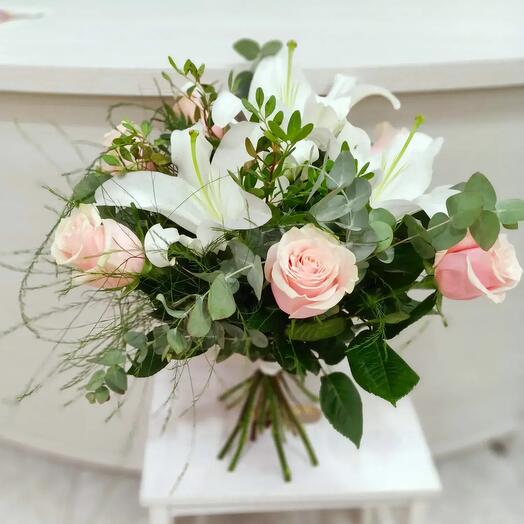 Ramo de Flores Sirona – Elegancia Serena con Lilium y Rosas Rosadas
