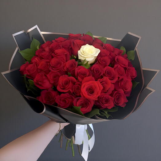 Букет из 50 красных роз и одной вечной белой розы