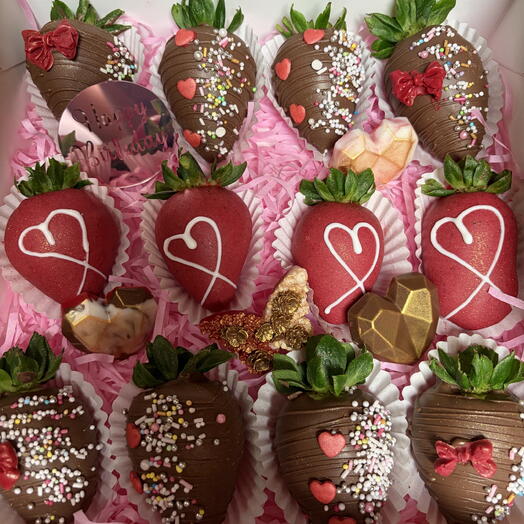 Caja de 12 fresas cubiertas de chocolate con leche y chocolate blanco tenido de rojo