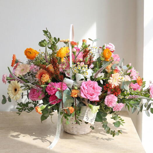 SUSAN – Cesta Primaveral de Flores Variadas con Rosas y Gerberas