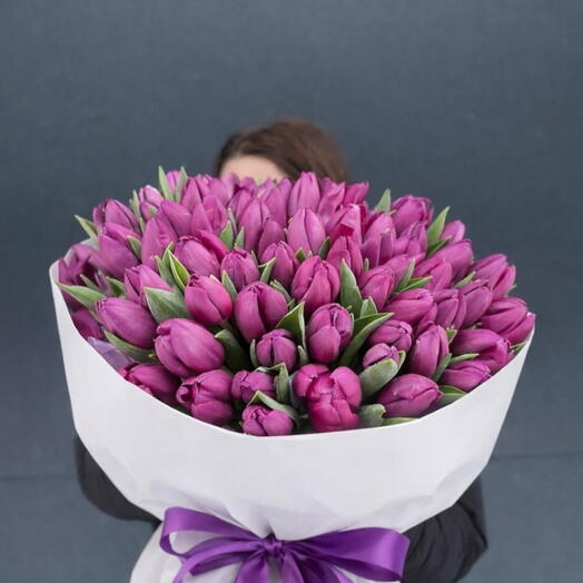 Букет из 70 лиловых тюльпанов
