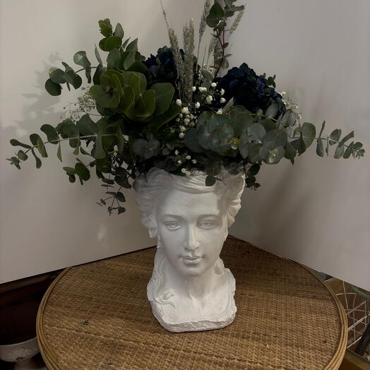 Busto mujer con flor seca y preservada