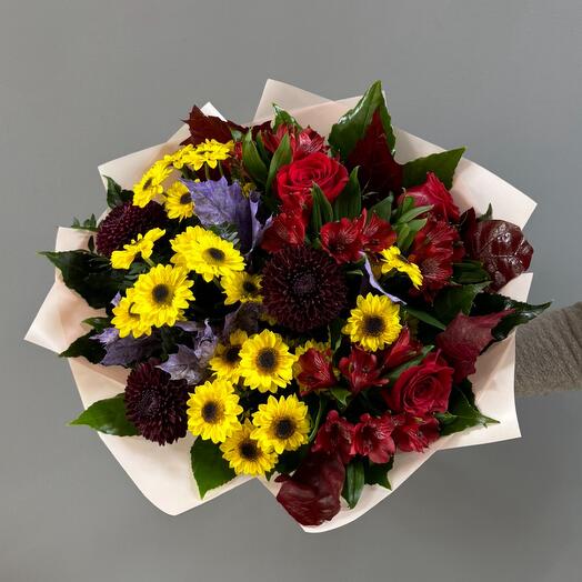 Mixed bouquet in red hues