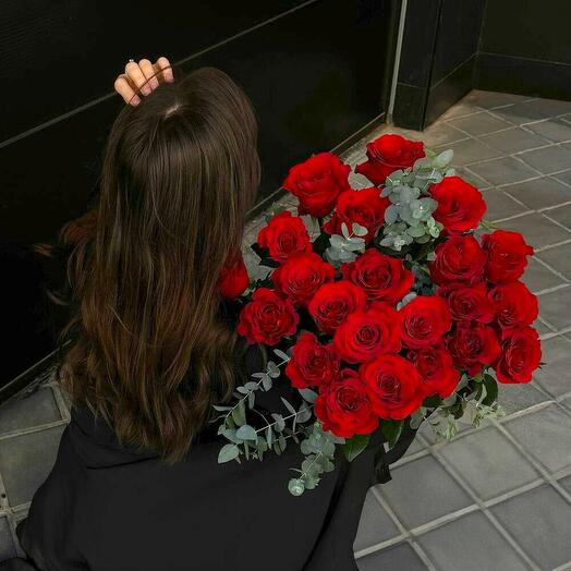 Ramo de 21 Rosas Rojas con Eucalipto