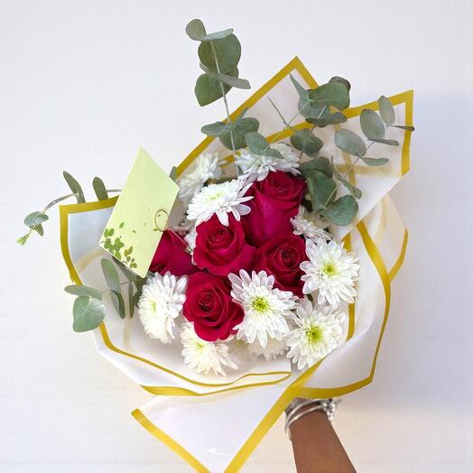 Ramo de Rosas Rojas con Margaritas Blancas y Eucalipto – Detalle Floral Elegante