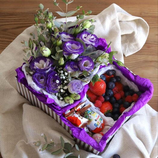 Caja con flores, frutos y chocolatinas