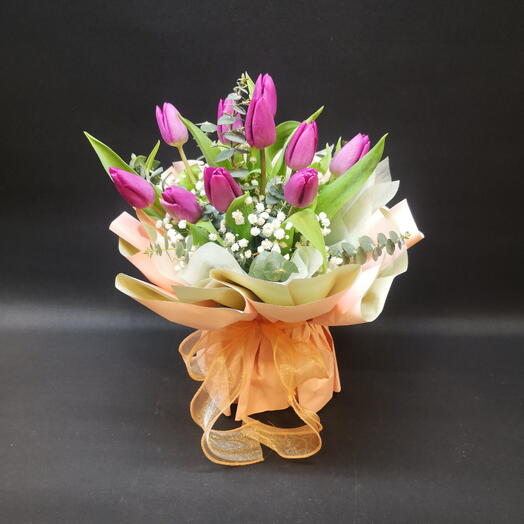 Ramos de tulipanes de purpura