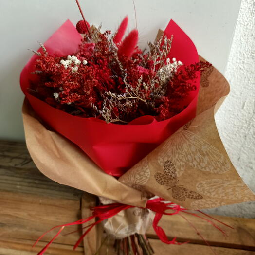 bouquet of dried flowers in red tones