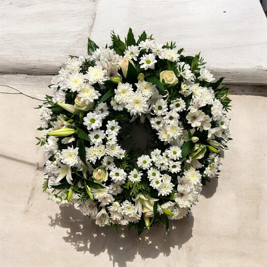 Маленький круглый белый венок