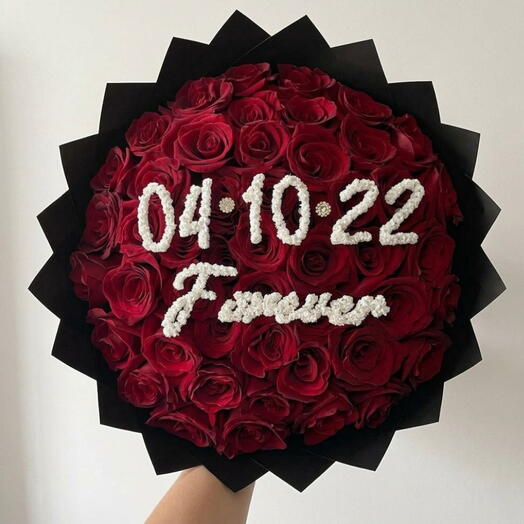 Bouquet de 50 roses personnalisation de numéros et de lettres avec gypsophile