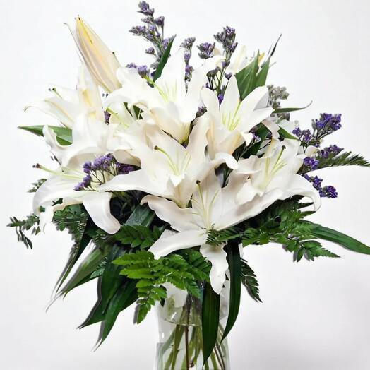Ramo de Lilium Oriental Blanco con Limonium – Elegancia Pura y Aromatica