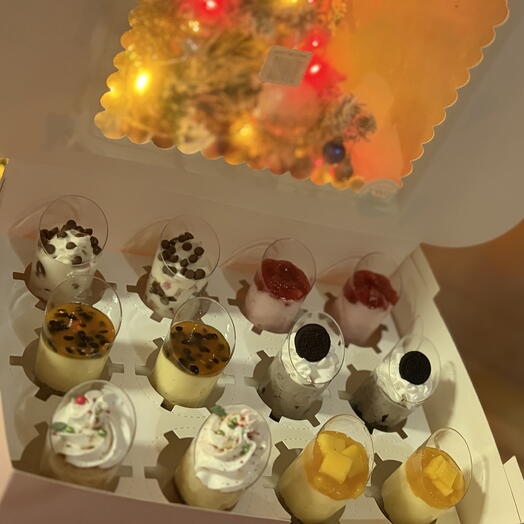 Коробка з 12 десертів у стаканчиках