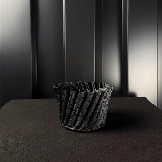 Maceta d12 metal negra mate con relieve ondulado de ARAIK GALSTYAN