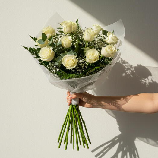 Ramo de 12 rosas blancas con paniculata y verdes variados