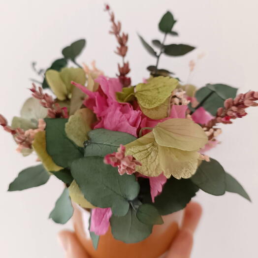 Maceta de flores preservadas verde y rosa