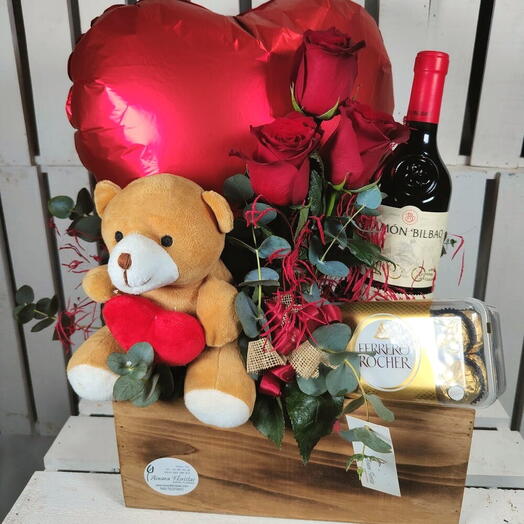 Caja romantica con 3 rosas rojas, vino tinto, Ferrero Rocher y peluche