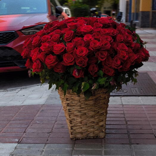 Rosas rojas en la cesta alta