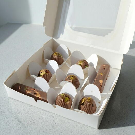 Caja Gourmet de Bombones Artesanales de Chocolate con Pistacho y Pan de Oro