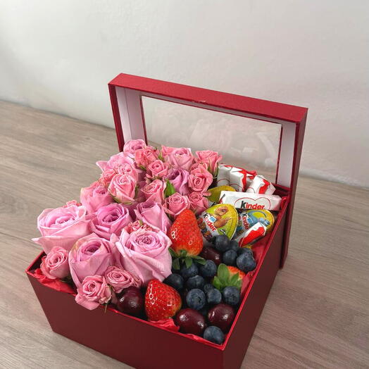 Caja grande con rosas, frutas rojas, y chocolatinas kinder
