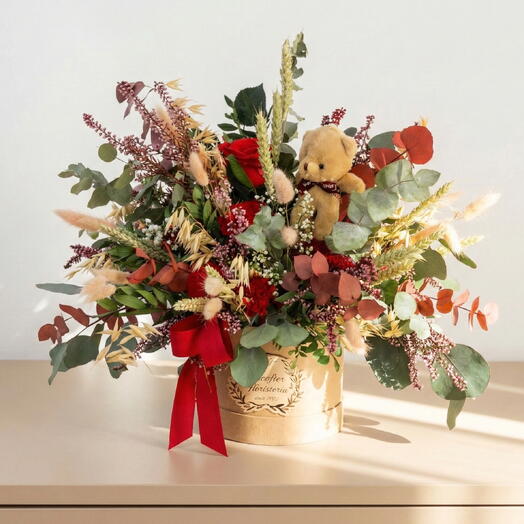 SOMBRERERA LARA – Arreglo Floral Preservado con Rosas Rojas y Osito de Peluche