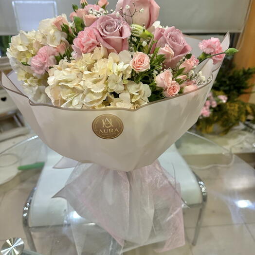 Delicate bouquet in pastel tones