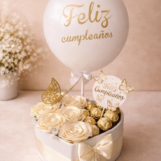 cadeau d'anniversaire pour femme dans une boîte en forme de cœur